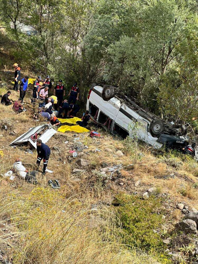 Yolcu minibüsü faciasında ölen 4 kişinin kimliği belli oldu 1